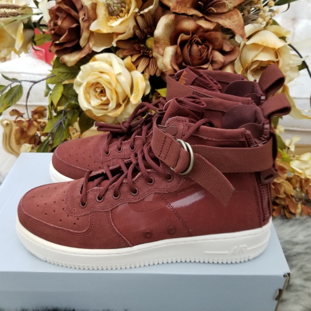 Nike SF Air Force 1 Mid Shoes - Picture 5 of 8